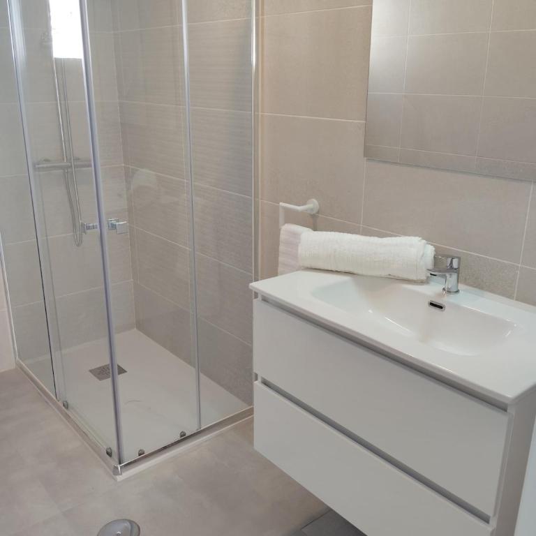 Amplia y acogedora casa con piscina, cerca de playa y puerto marina - One-Bedroom House - 16
