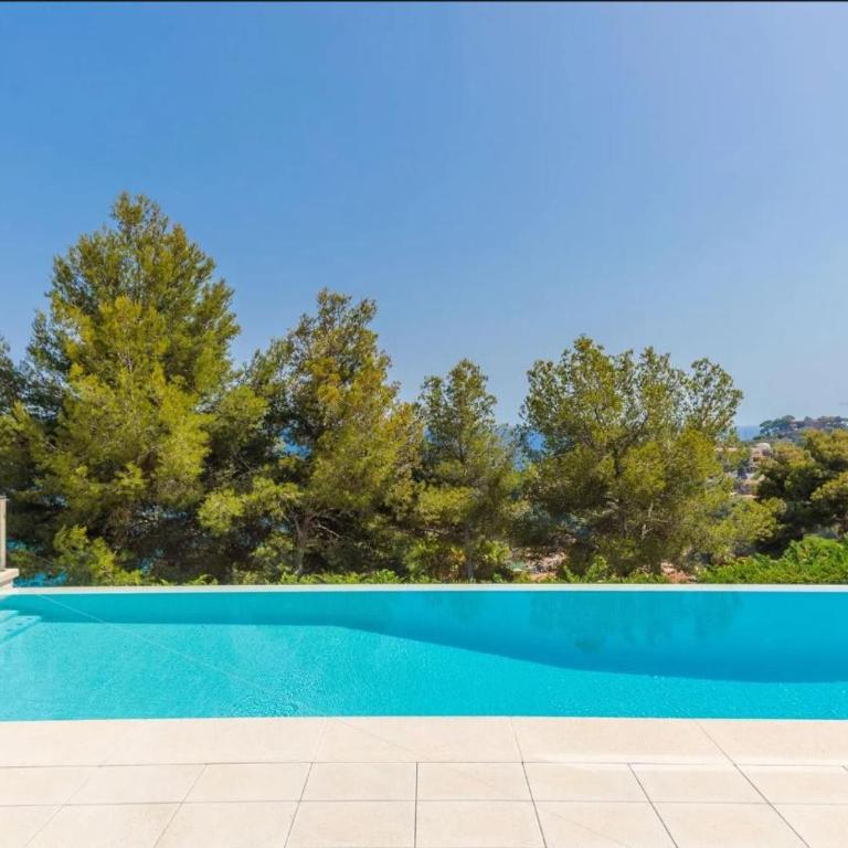 Spacious Family Home with Private Pool and Sauna - Villa - 25