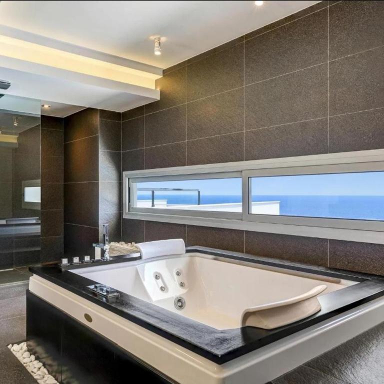 Spacious Family Home with Private Pool and Sauna - Villa - 4