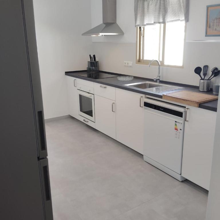 Amplia y acogedora casa con piscina, cerca de playa y puerto marina - One-Bedroom House - 29