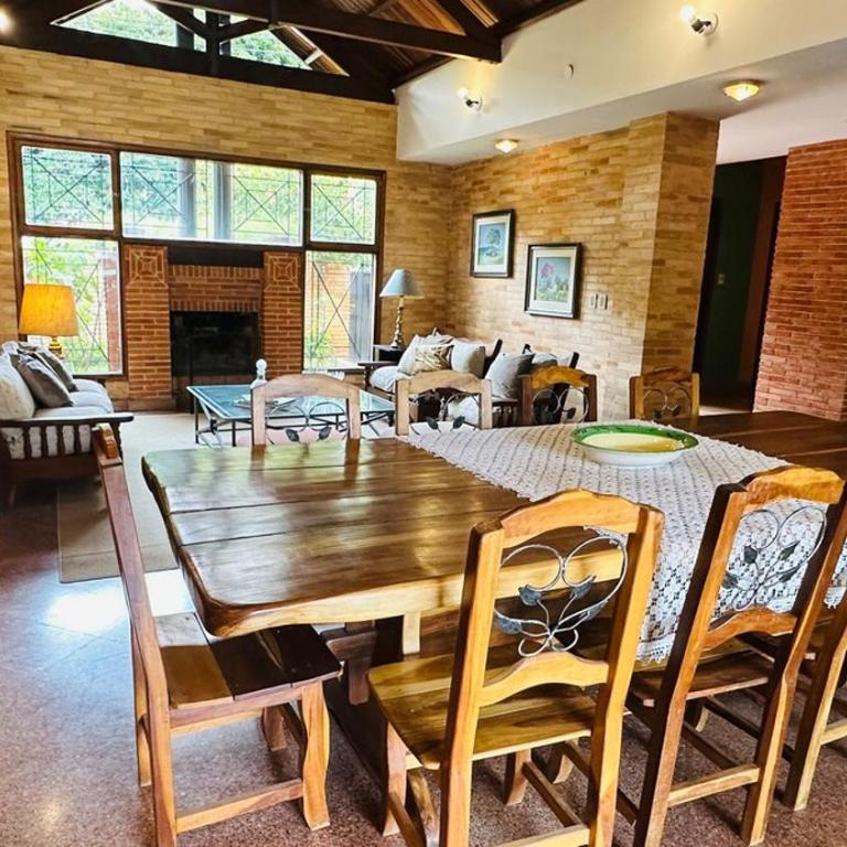Fina residencia con chimenea en Lambaré - Four-Bedroom House - 51