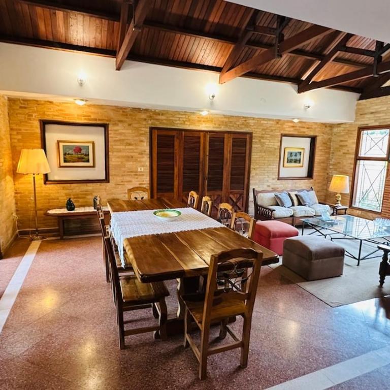 Fina residencia con chimenea en Lambaré - Four-Bedroom House - 33