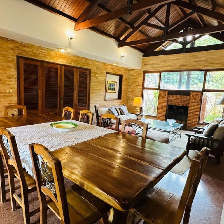 Fina residencia con chimenea en Lambaré - Four-Bedroom House - 61