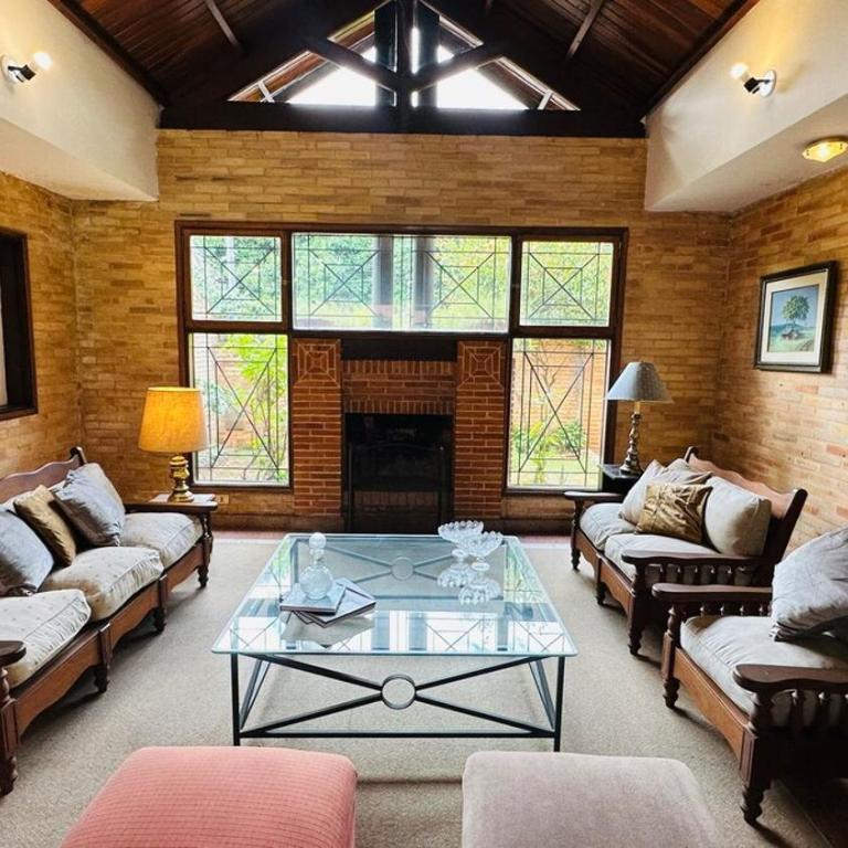 Fina residencia con chimenea en Lambaré - Four-Bedroom House - 53