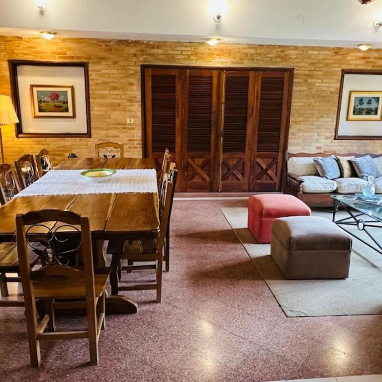 Fina residencia con chimenea en Lambaré - Four-Bedroom House - 63