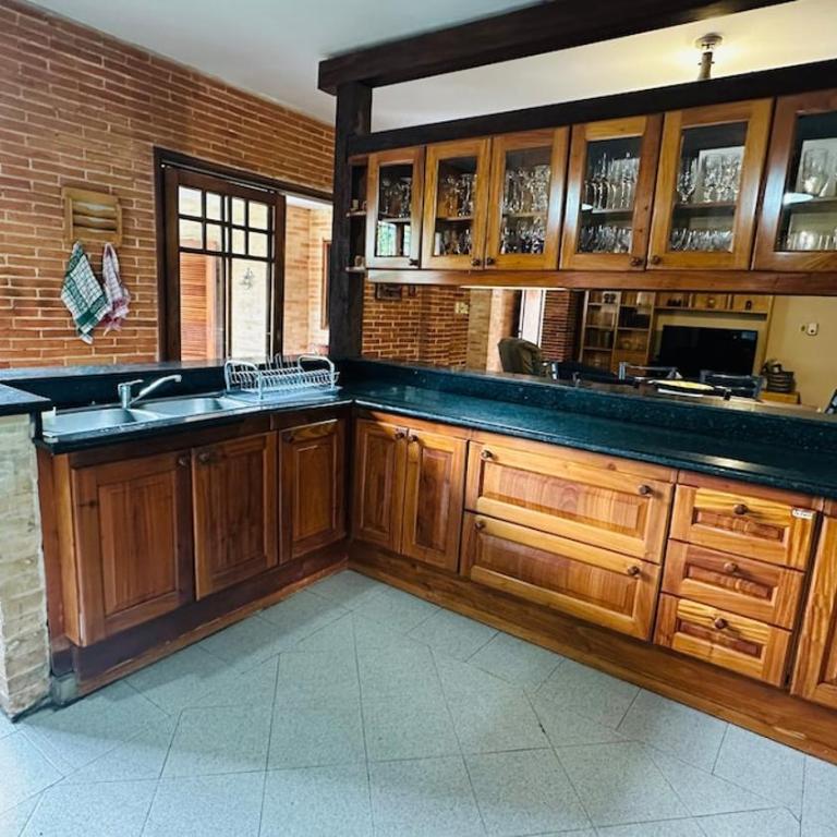 Fina residencia con chimenea en Lambaré - Four-Bedroom House - 54