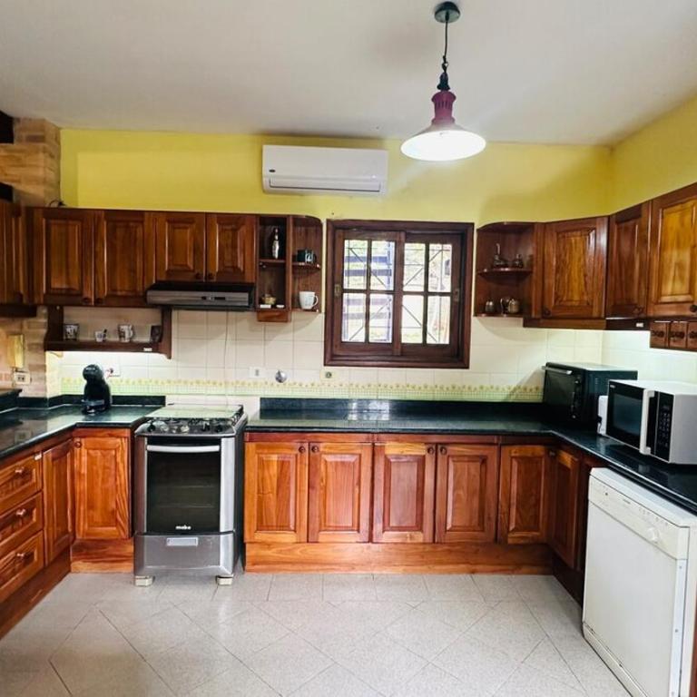 Fina residencia con chimenea en Lambaré - Four-Bedroom House - 64