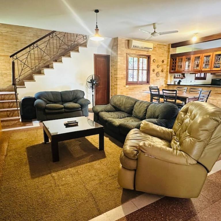 Fina residencia con chimenea en Lambaré - Four-Bedroom House - 56