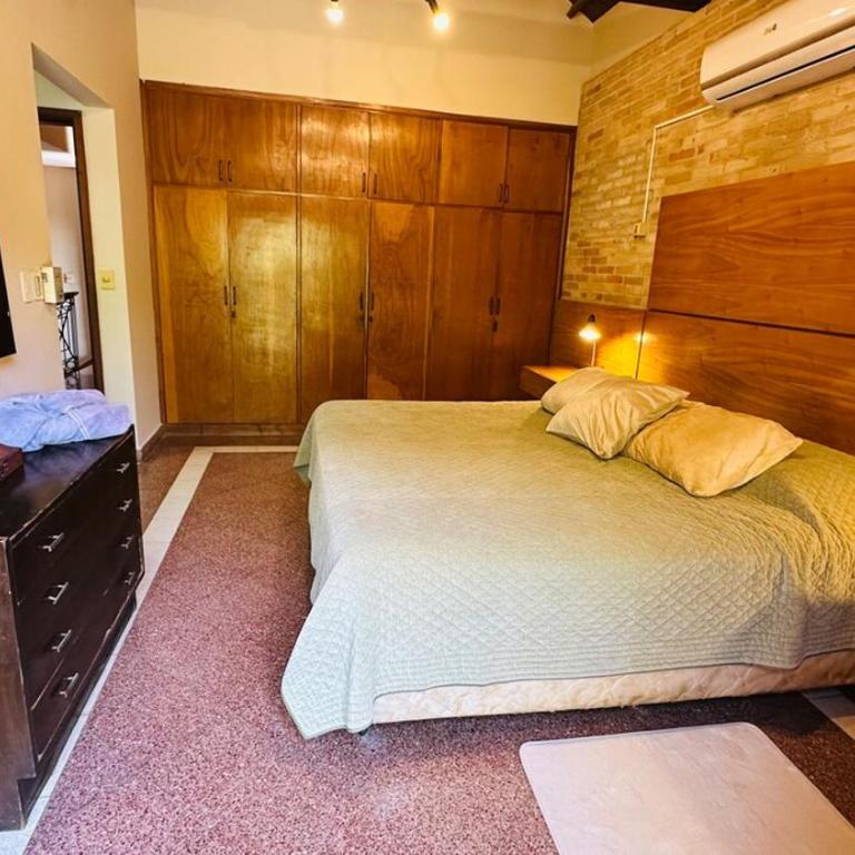 Fina residencia con chimenea en Lambaré - Four-Bedroom House - 21