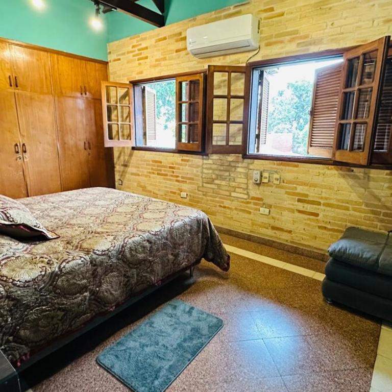 Fina residencia con chimenea en Lambaré - Four-Bedroom House - 44
