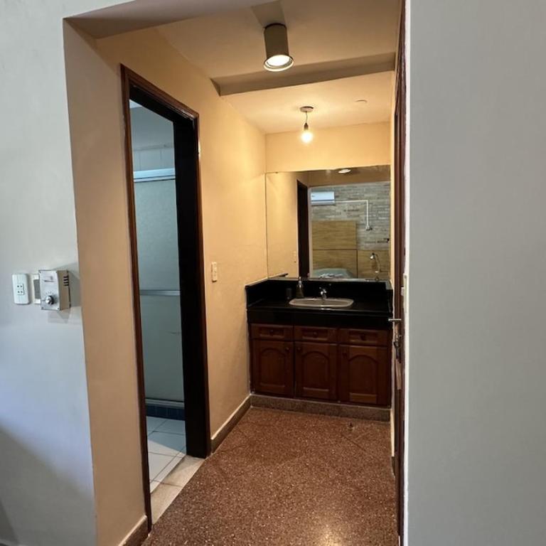 Fina residencia con chimenea en Lambaré - Four-Bedroom House - 46