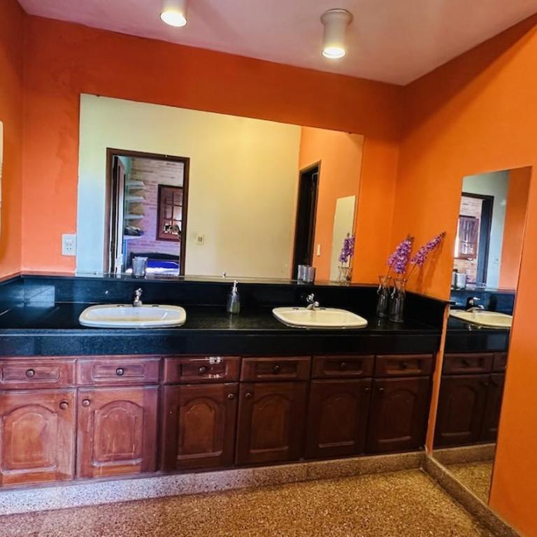 Fina residencia con chimenea en Lambaré - Four-Bedroom House - 58