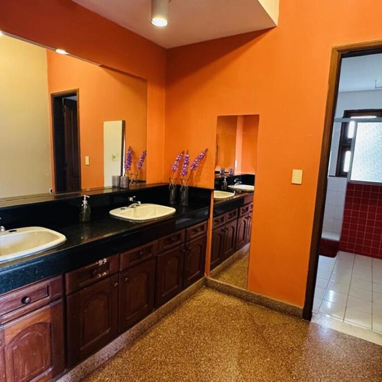 Fina residencia con chimenea en Lambaré - Four-Bedroom House - 48