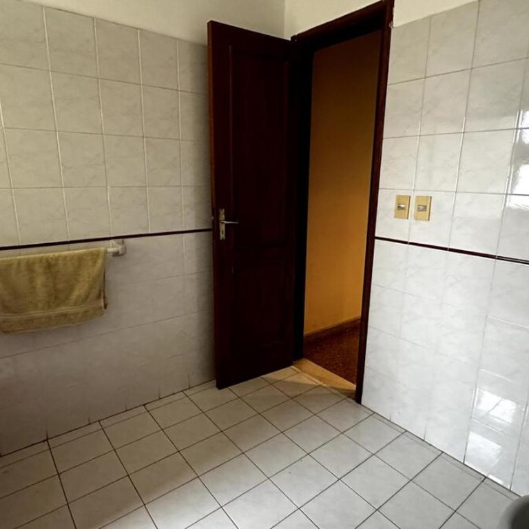 Fina residencia con chimenea en Lambaré - Four-Bedroom House - 30