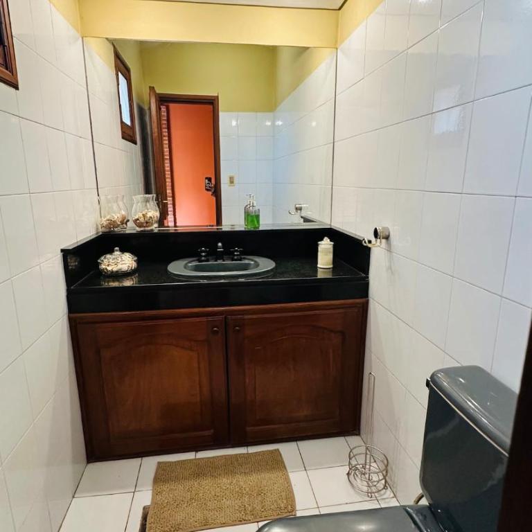 Fina residencia con chimenea en Lambaré - Four-Bedroom House - 31
