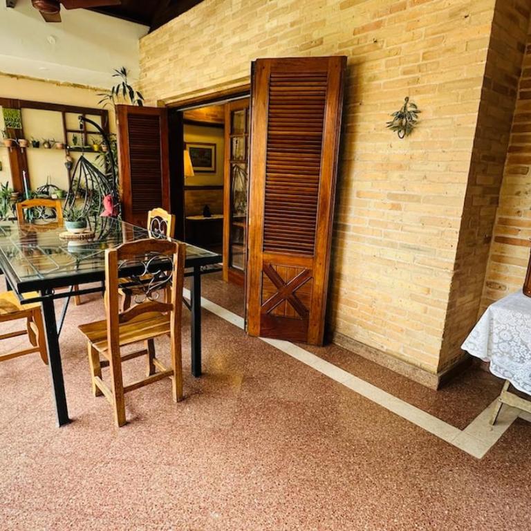 Fina residencia con chimenea en Lambaré - Four-Bedroom House - 50