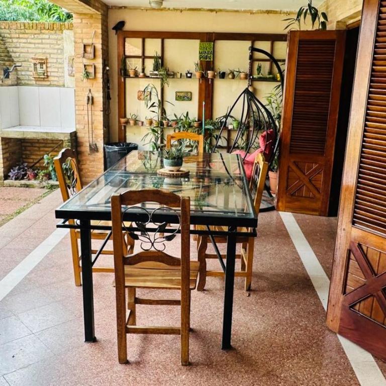 Fina residencia con chimenea en Lambaré - Four-Bedroom House - 32