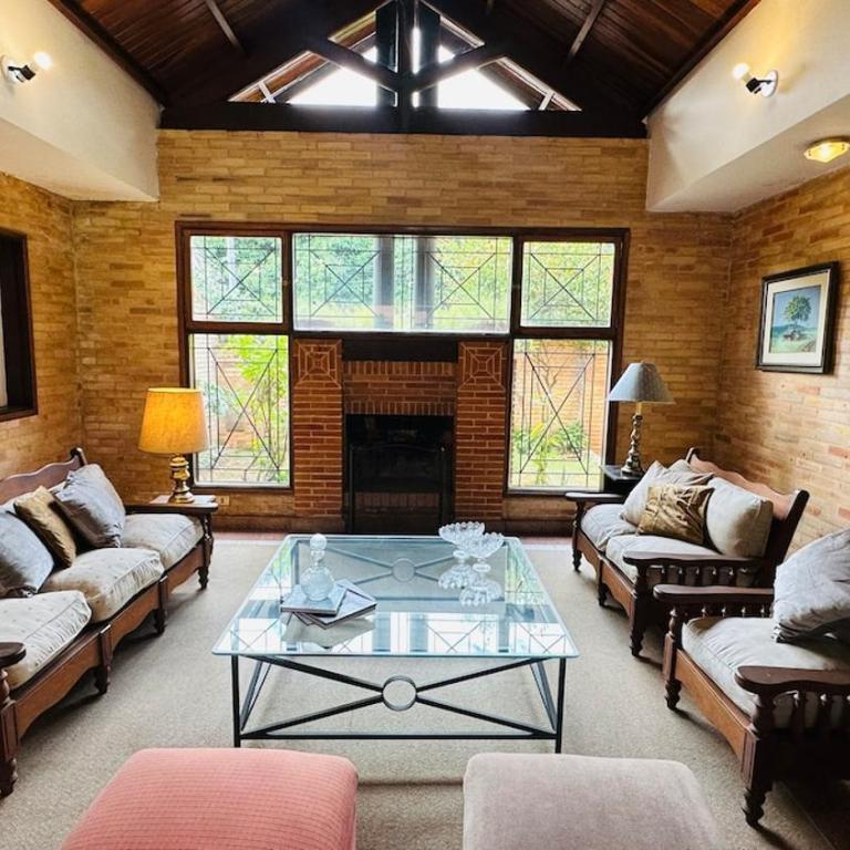 Fina residencia con chimenea en Lambaré - Four-Bedroom House - 6
