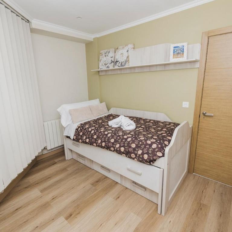 Vigo Getaway - Near Park, Beaches & Cíes - Three-Bedroom Apartment - 3