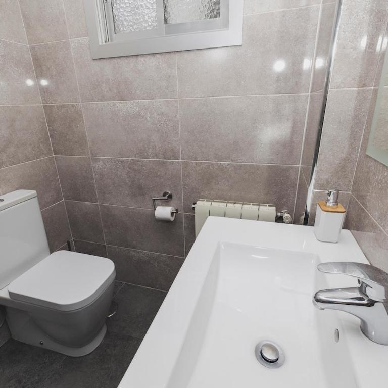 Vigo Getaway - Near Park, Beaches & Cíes - Three-Bedroom Apartment - 21