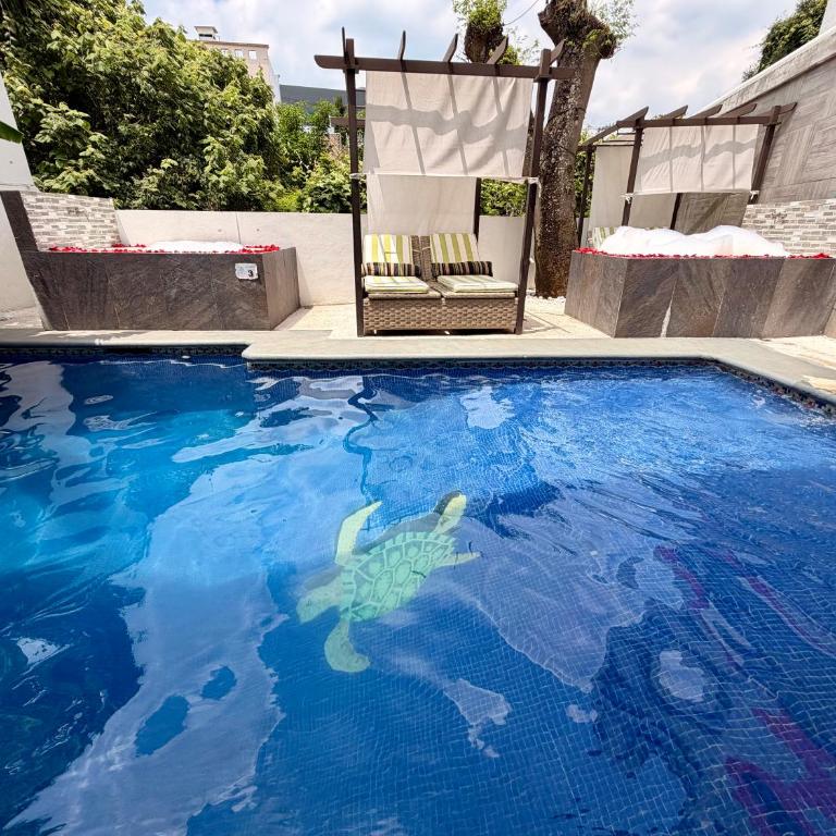 Loft Lujo Estilo y Diseño, alberca con calefacción! Cuernavaca somos los únicos en ofrecerte 2 jacuzzis tipo Spa con agua caliente y sistema de hidromasaje, elegante y amplia cama de alberca, 3 Smart TV, terraza privada con asador de carbon, WiFi gratis! - Apartamento de 2 dormitorios con vistas a la piscina - 2