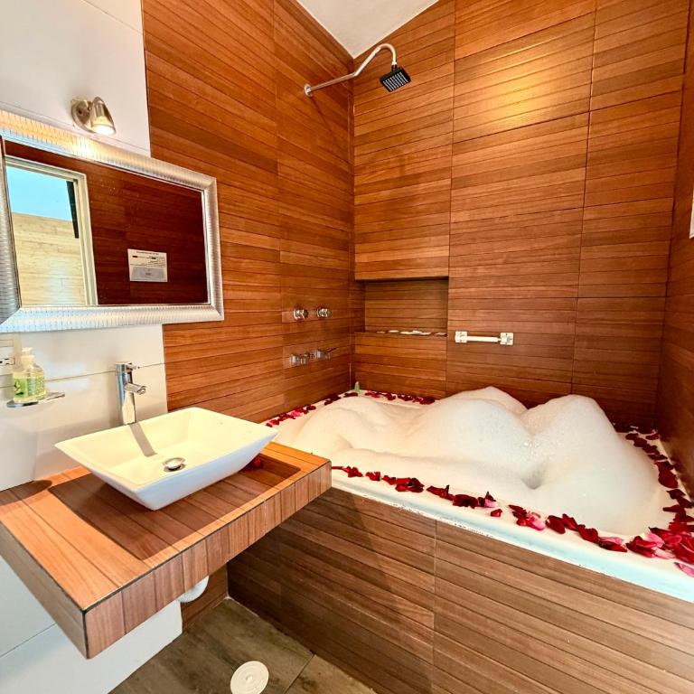 Loft Lujo Estilo y Diseño, alberca con calefacción! Cuernavaca somos los únicos en ofrecerte 2 jacuzzis tipo Spa con agua caliente y sistema de hidromasaje, elegante y amplia cama de alberca, 3 Smart TV, terraza privada con asador de carbon, WiFi gratis! - Apartamento de 2 dormitorios con vistas a la piscina - 13