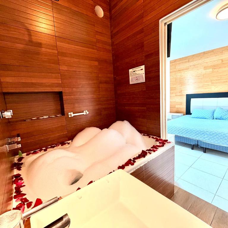 Loft Lujo Estilo y Diseño, alberca con calefacción! Cuernavaca somos los únicos en ofrecerte 2 jacuzzis tipo Spa con agua caliente y sistema de hidromasaje, elegante y amplia cama de alberca, 3 Smart TV, terraza privada con asador de carbon, WiFi gratis! - Apartamento de 2 dormitorios con vistas a la piscina - 12