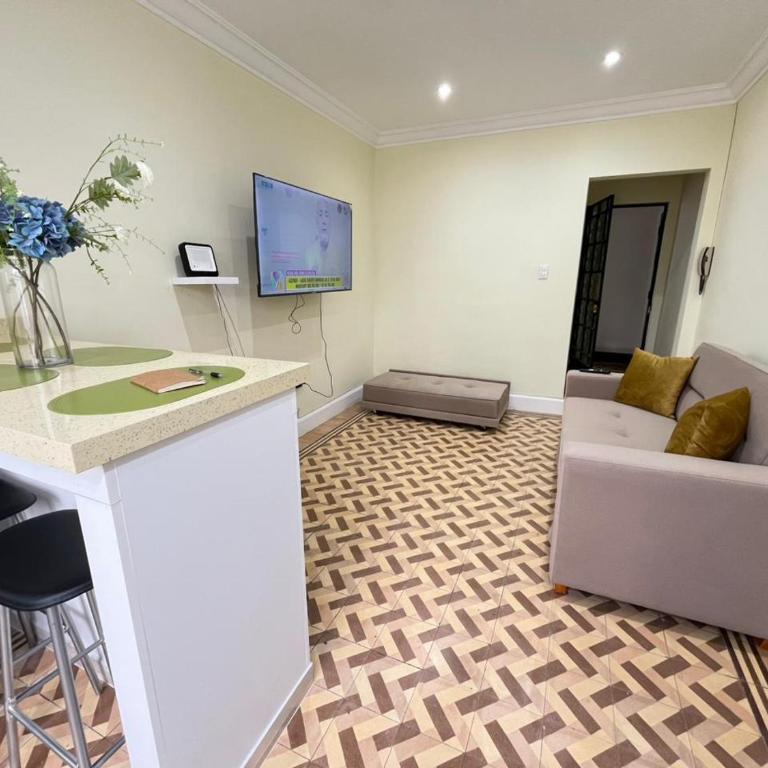 Newly-renovated flat - One-Bedroom Apartment - 10