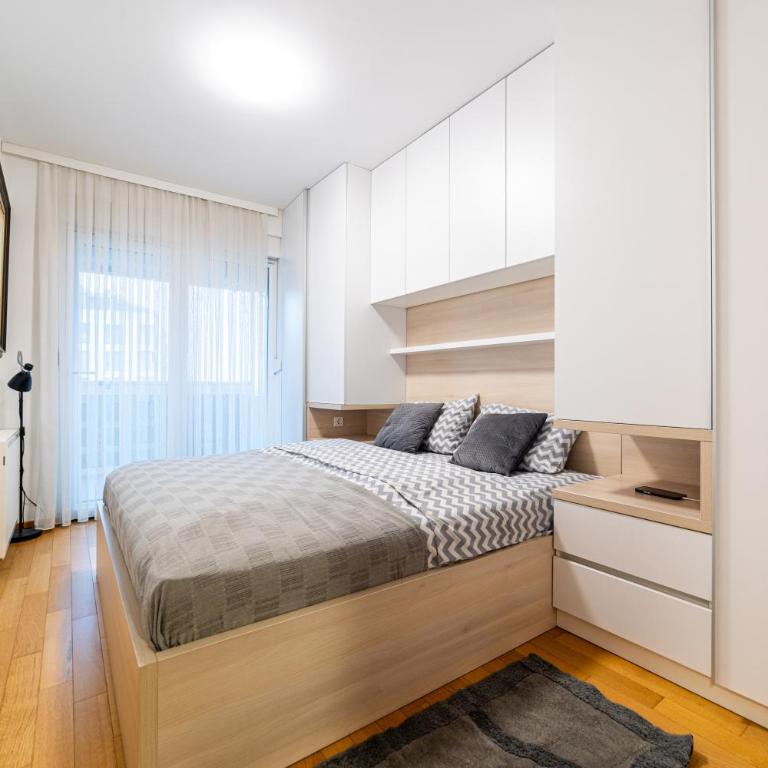 Nova SkenderijaSkyline 2BDR apartment with balcony - Apartman sa 2 Spavaće Sobe i Balkonom - 13
