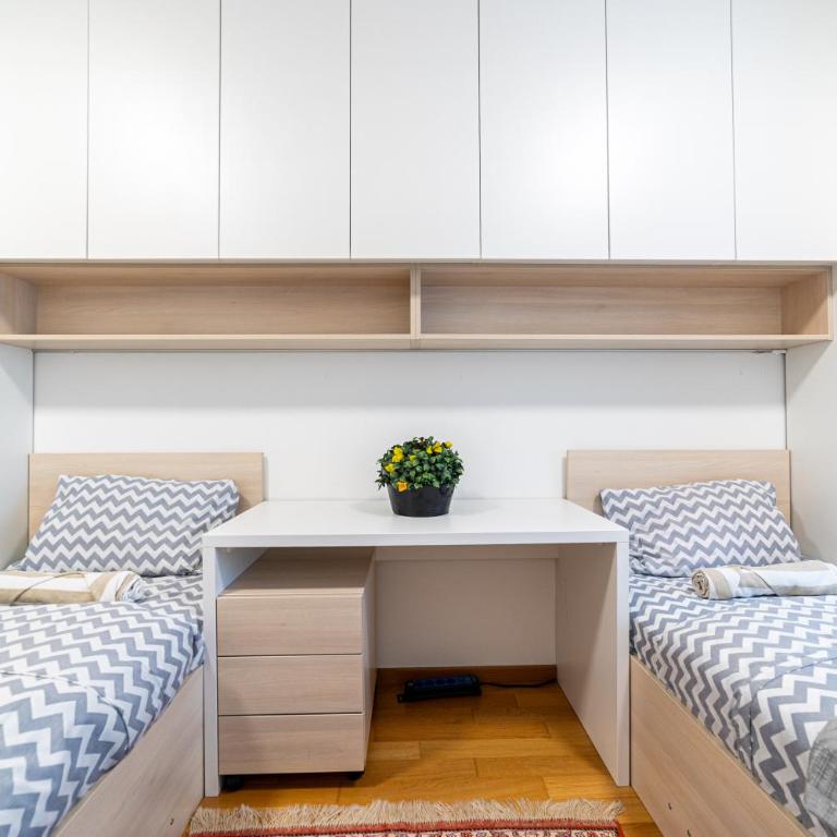 Nova SkenderijaSkyline 2BDR apartment with balcony - Apartman sa 2 Spavaće Sobe i Balkonom - 4