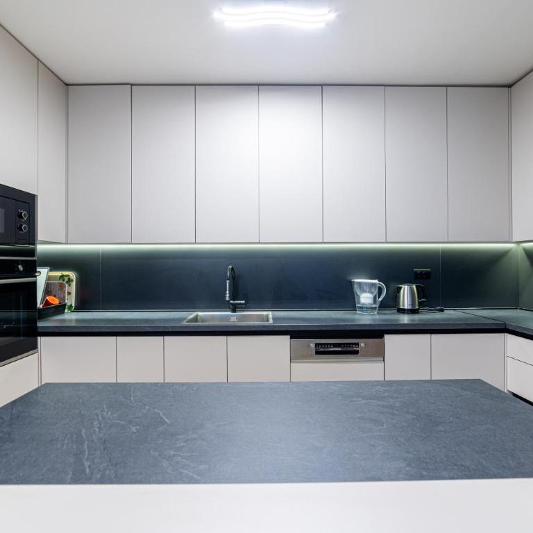 Nova SkenderijaSkyline 2BDR apartment with balcony - Apartman sa 2 Spavaće Sobe i Balkonom - 14