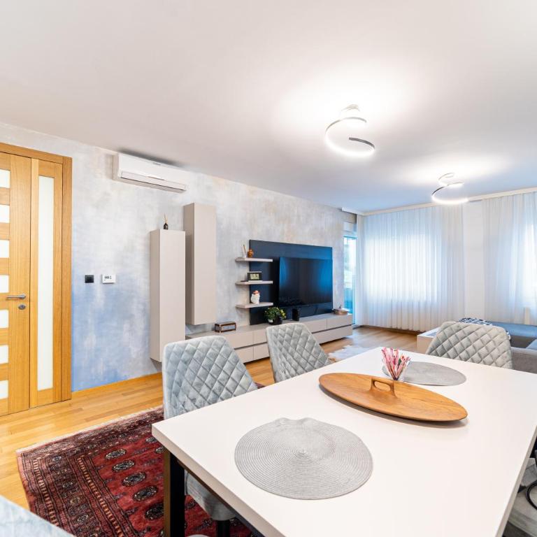 Nova SkenderijaSkyline 2BDR apartment with balcony - Apartman sa 2 Spavaće Sobe i Balkonom - 9