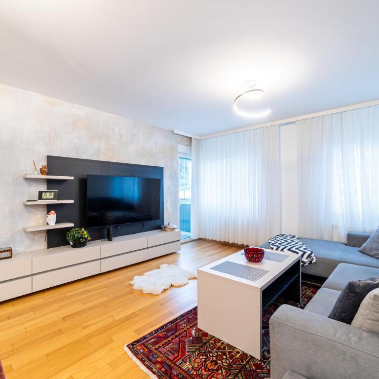 Nova SkenderijaSkyline 2BDR apartment with balcony - Apartman sa 2 Spavaće Sobe i Balkonom - 1