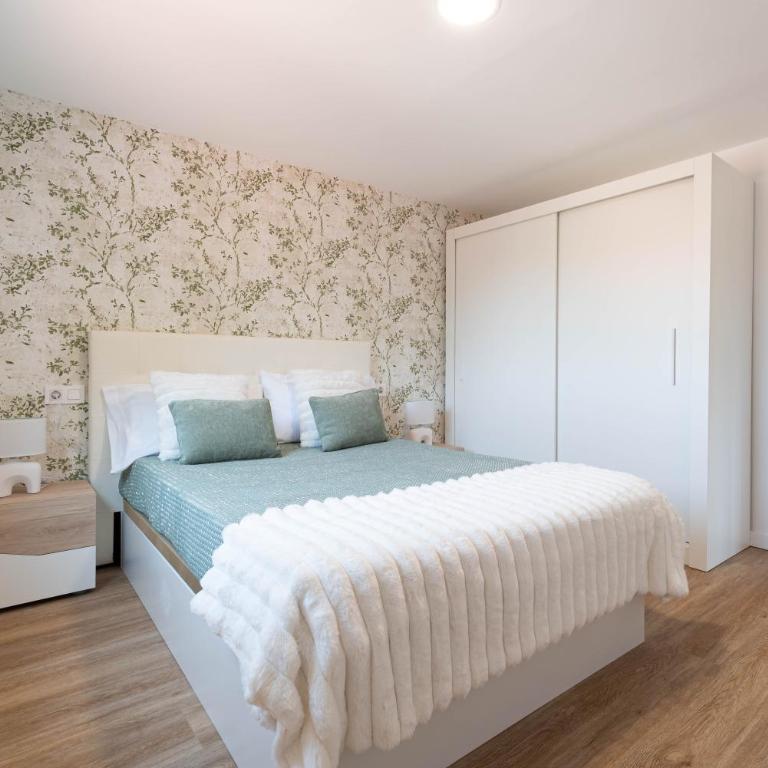 Suite Deluxe By Castrelos - Three-Bedroom Apartment - 3