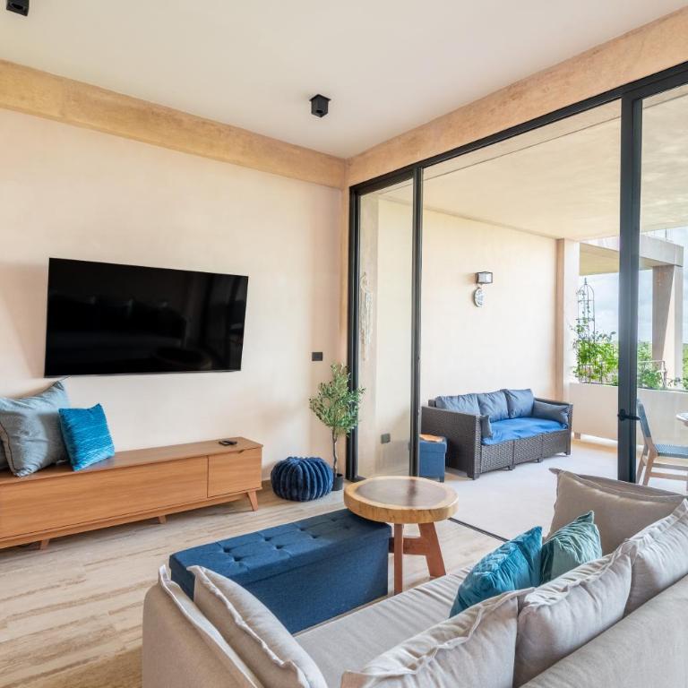 Corasol, Relaxed Stay with Terrace & Full Amenities - One-Bedroom Premier Apartment - 2