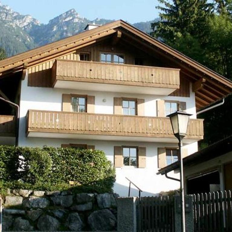 Ferienwohnung Almhüttenweg Dreitorspitze - Three-Bedroom Apartment with Mountain View - 2