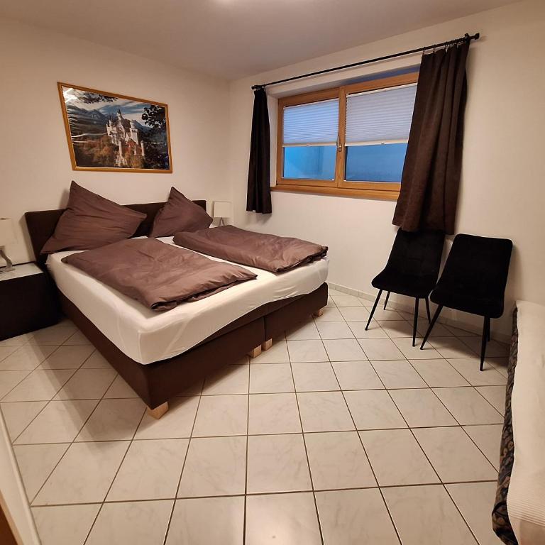 Ferienwohnung Almhüttenweg Dreitorspitze - Three-Bedroom Apartment with Mountain View - 5