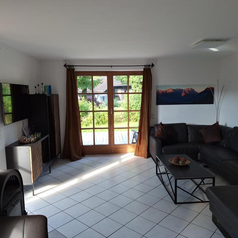 Ferienwohnung Almhüttenweg Dreitorspitze - Three-Bedroom Apartment with Mountain View - 7