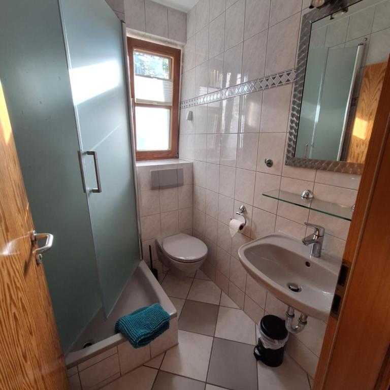 Ferienwohnung Almhüttenweg Dreitorspitze - Three-Bedroom Apartment with Mountain View - 10