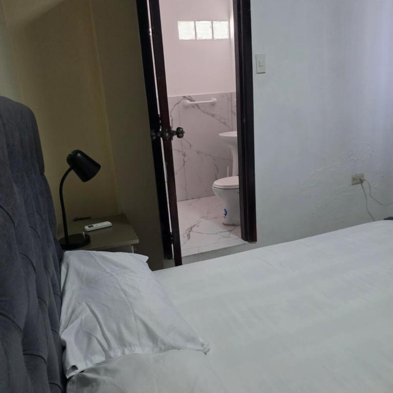 Moderno, grande, amplia vista, parqueo - Three-Bedroom Apartment - 56
