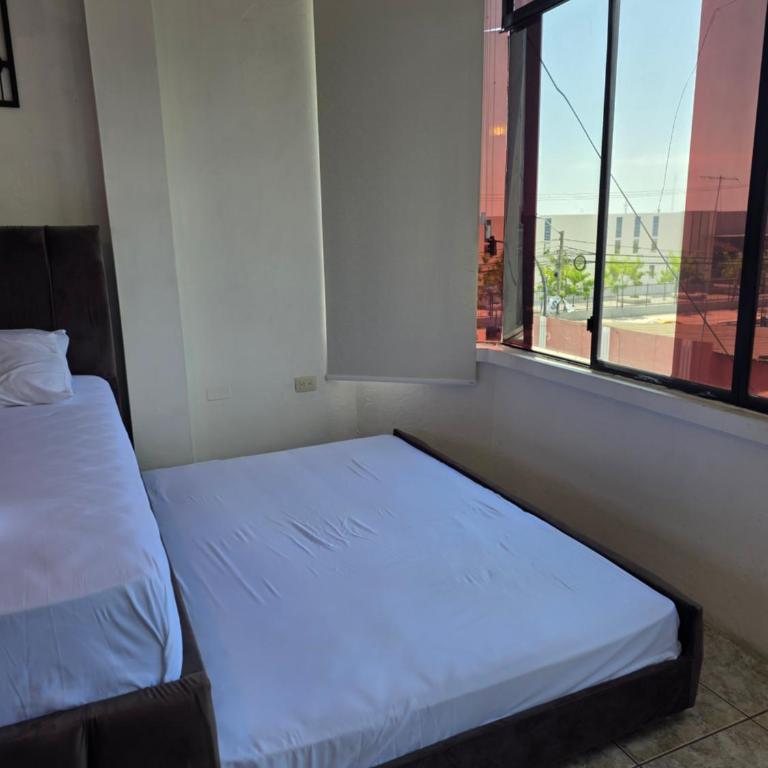 Moderno, grande, amplia vista, parqueo - Three-Bedroom Apartment - 46