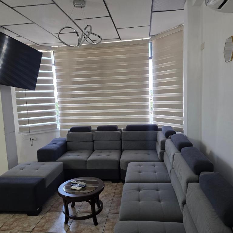 Moderno, grande, amplia vista, parqueo - Three-Bedroom Apartment - 44