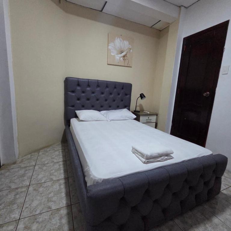 Moderno, grande, amplia vista, parqueo - Three-Bedroom Apartment - 24