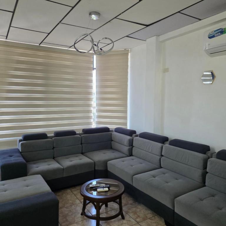 Moderno, grande, amplia vista, parqueo - Three-Bedroom Apartment - 67