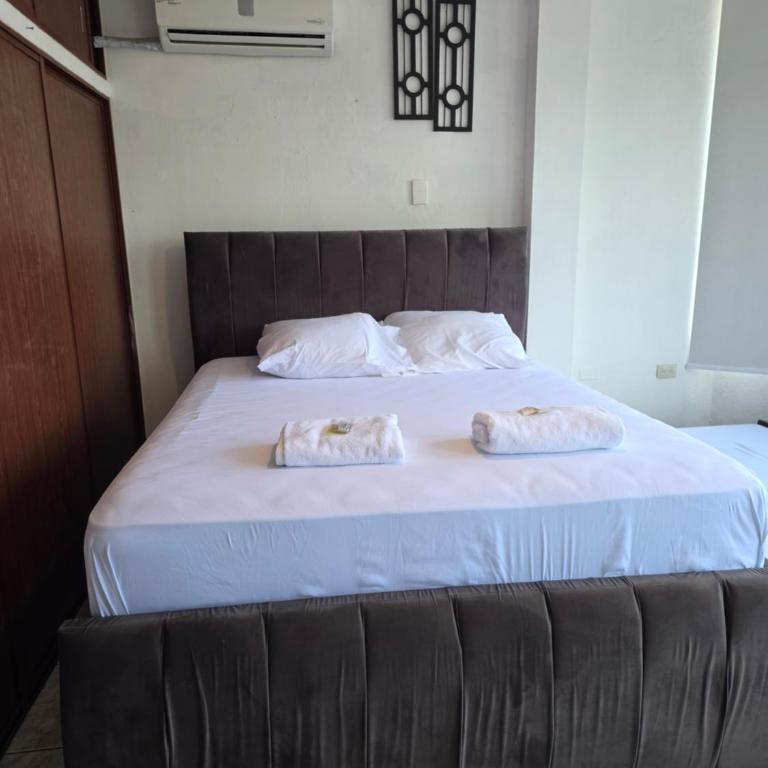 Moderno, grande, amplia vista, parqueo - Three-Bedroom Apartment - 48
