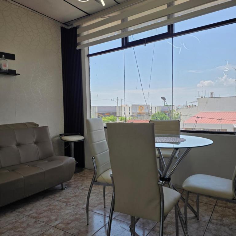 Moderno, grande, amplia vista, parqueo - Three-Bedroom Apartment - 43