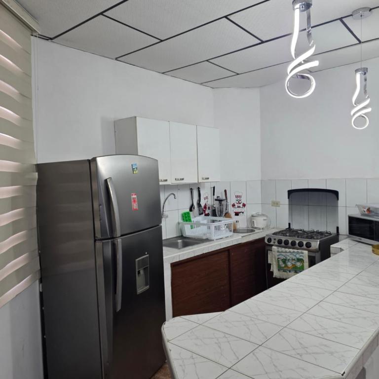 Moderno, grande, amplia vista, parqueo - Three-Bedroom Apartment - 36