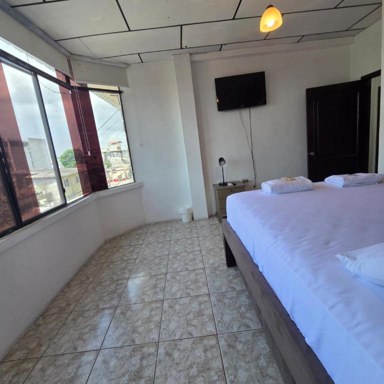 Moderno, grande, amplia vista, parqueo - Three-Bedroom Apartment - 34