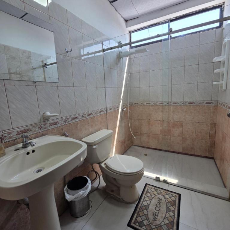 Moderno, grande, amplia vista, parqueo - Three-Bedroom Apartment - 41
