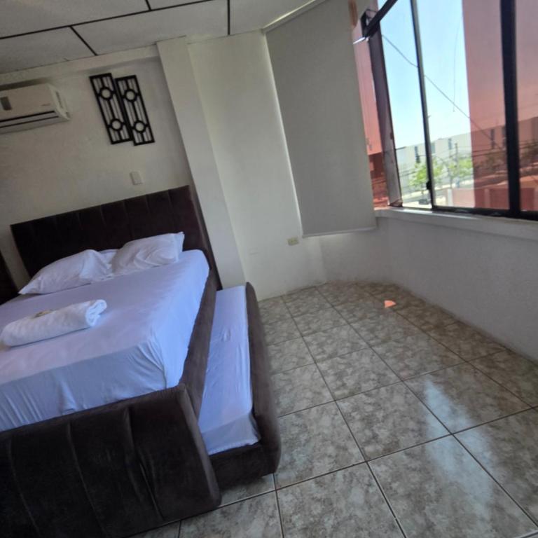 Moderno, grande, amplia vista, parqueo - Three-Bedroom Apartment - 31